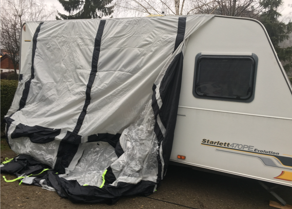 Un auvent gonflable taillé pour la neige et l'hiver